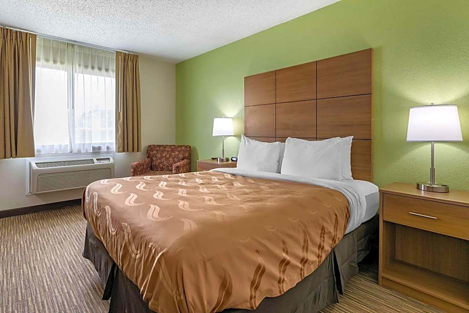 Photo 1 of 3 of 1 Queen Bed, Accessible, Bathtub