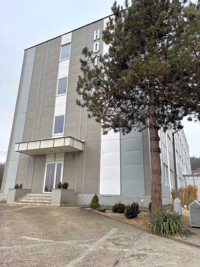 City Hotel B&B, reception 24 7, 800m od-from R1, free parking