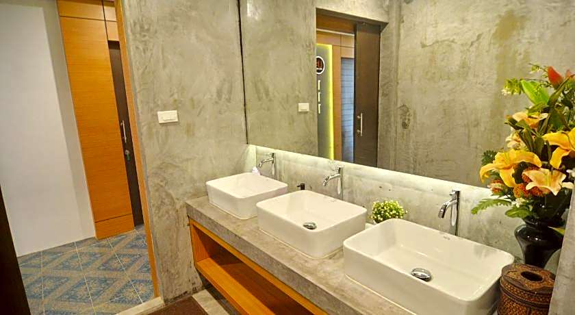 Lanta Hostel - Adult only