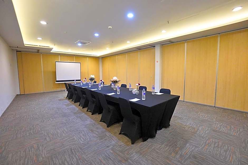 Front One Hotel Pasir Koja Bandung