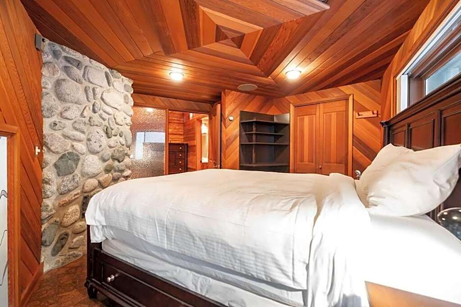 Snowridge Chalet by Outpost Whistler