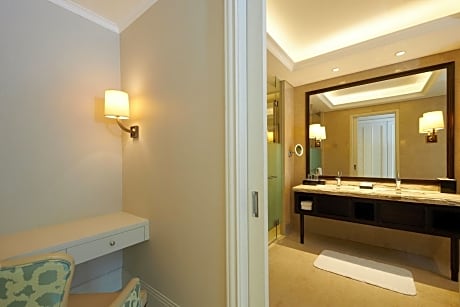 Suite, 1 Bedroom, Balcony, Ocean View (1 King Bed)