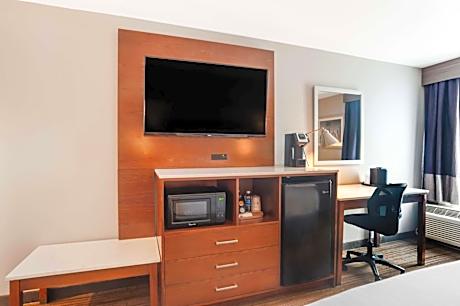 King Room with Walk-in Shower - Mobility Access/Non-Smoking