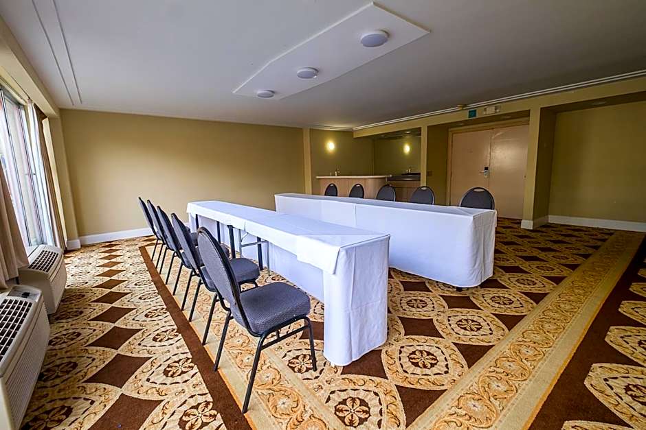 Howard Johnson Hotel&Conf Cntr by Wyndham Fullerton/Anaheim