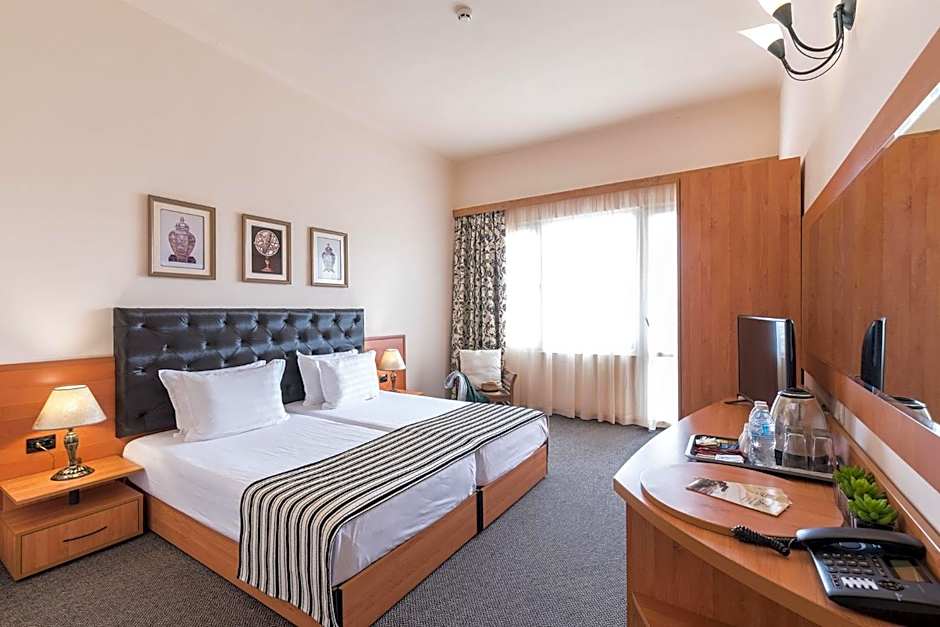 Lotus Family Hotel - Free Parking