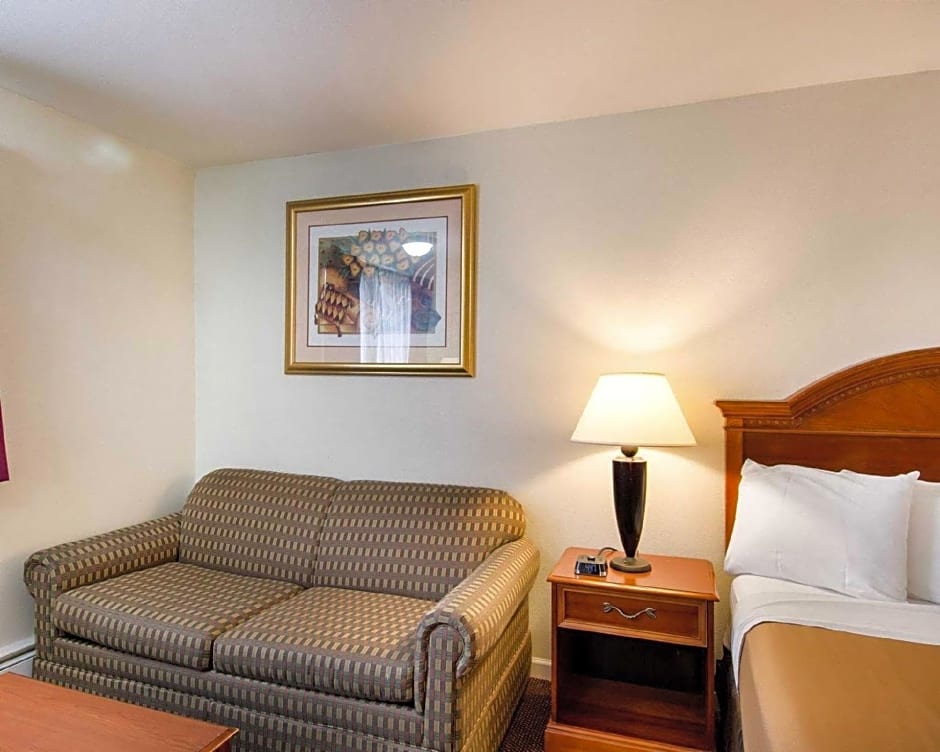 Econo Lodge Inn & Suites