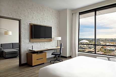 M Club Lounge Access, Junior Suite, 1 King, Skyline View, Top Floor