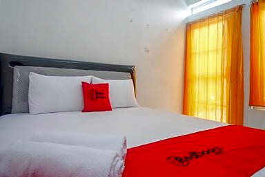 RedDoorz Syariah near Universitas Slamet Riyadi Solo