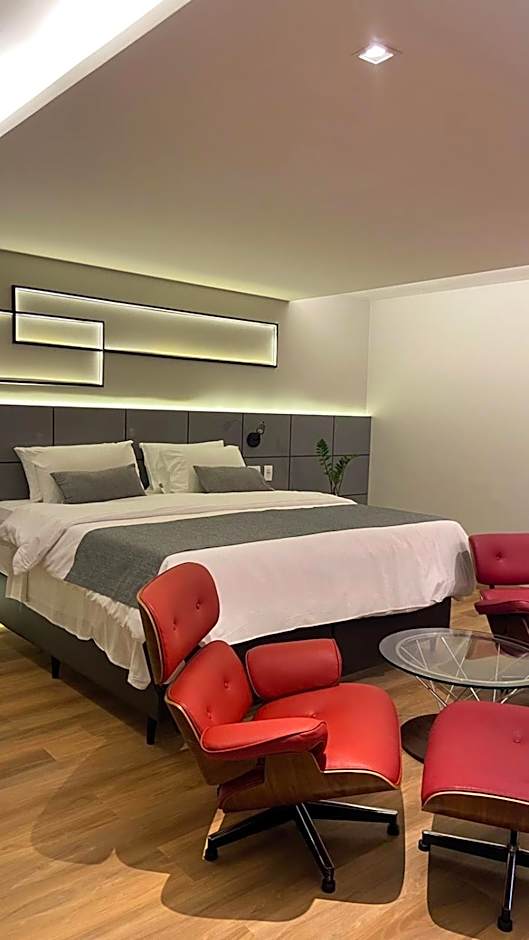Photo 1 of 6 of Royal 1 Queen Bed Suite