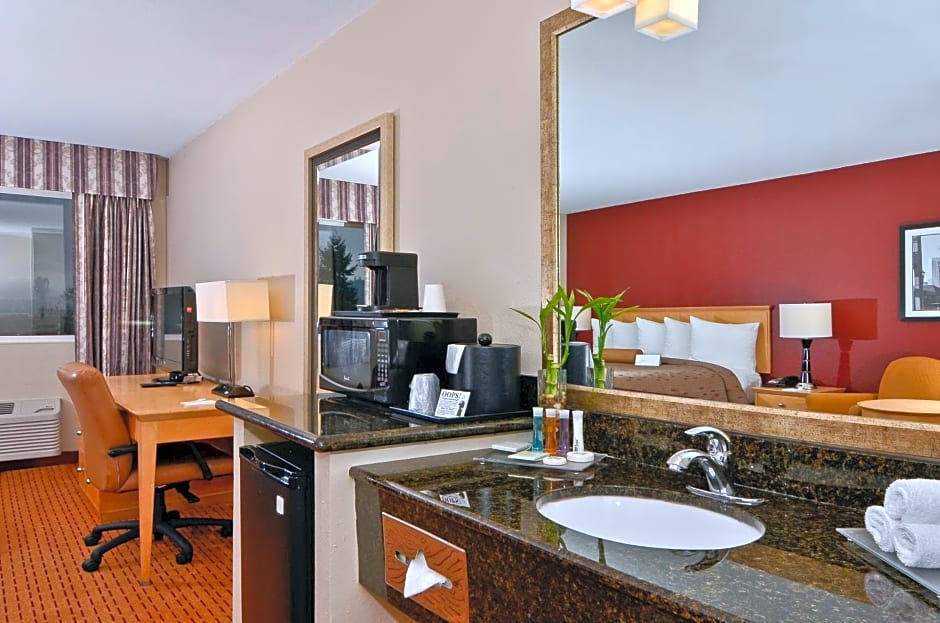 Clackamas Inn and Suites