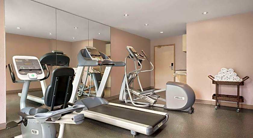 Travelodge by Wyndham Oshawa Whitby