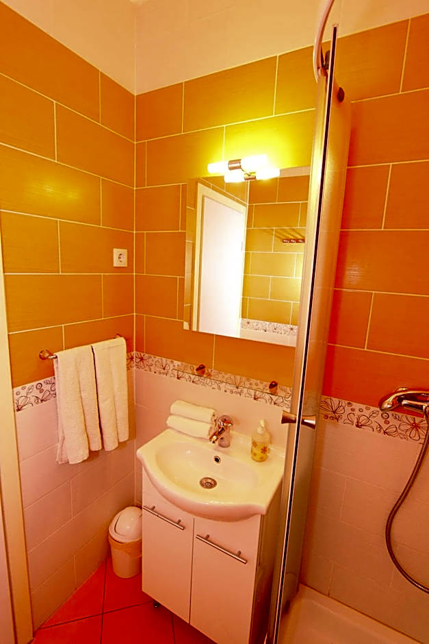 Nirvana Rooms & Apartments