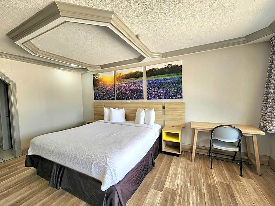 Days Inn by Wyndham Kenedy