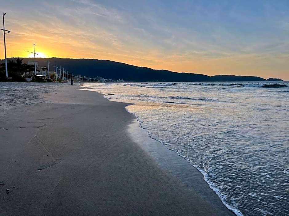 B481 Apto 3 quartos frente para avenida 8 pessoas