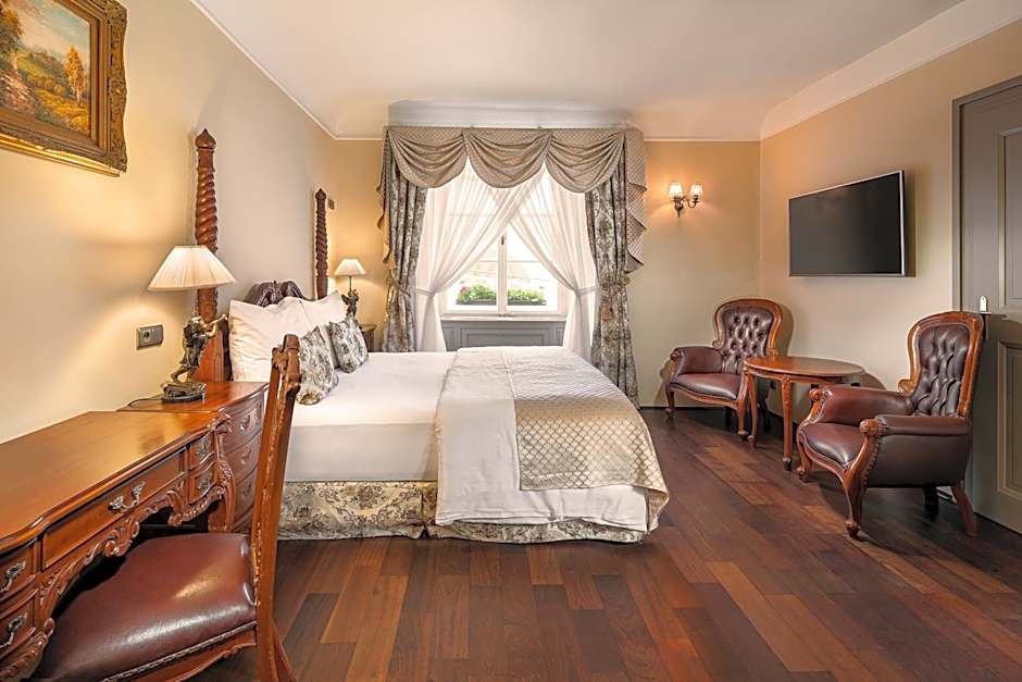 Iron Gate Hotel & Suites