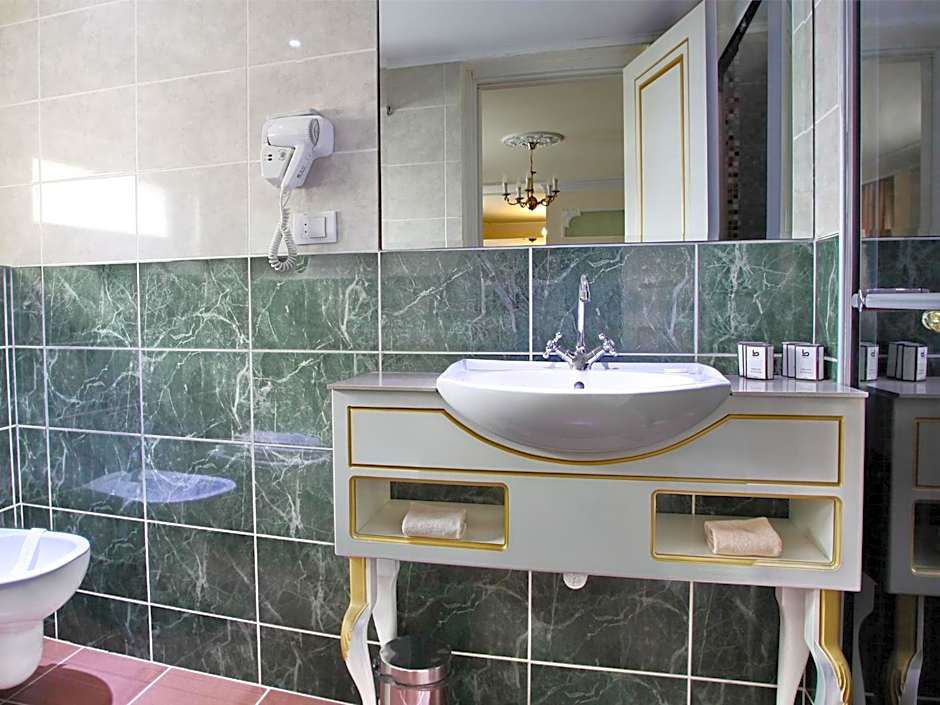 Queen's Astoria Design Hotel