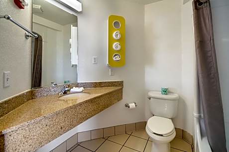 Queen Room - Mobility/Hearing Accessible with Bathtub with Grab Bars/Smoking
