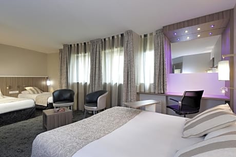 Suite with Double Bed and Twin Beds 