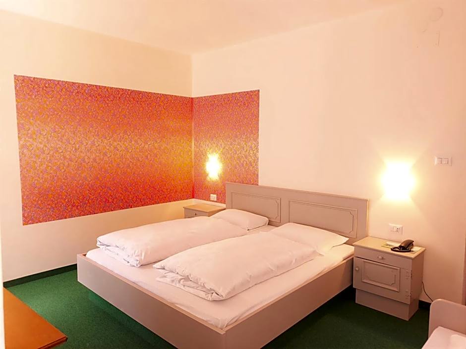 Photo 1 of 4 of Triple Room