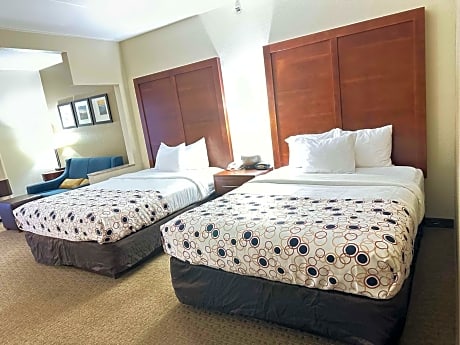 Queen Suite with Two Queen Beds and Sofa Bed - Mountain View/Non-Smoking