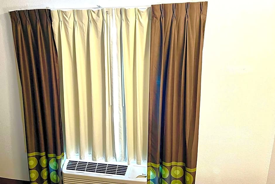 Super 8 by Wyndham Hinton