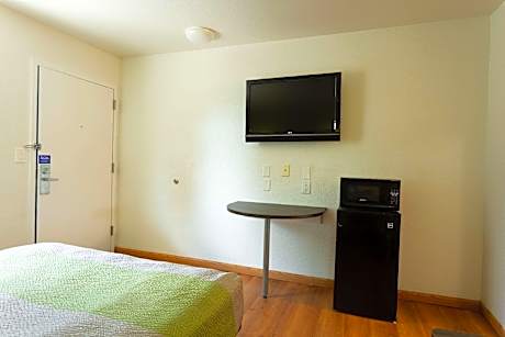 1 Full Bed | ADA/RI Shower, Smoking