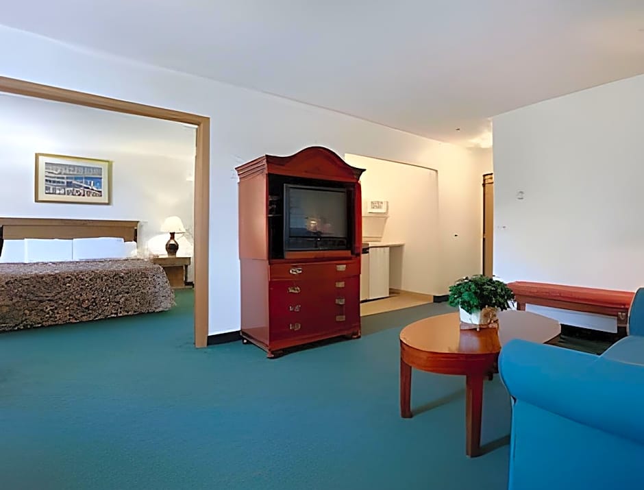 Travelodge by Wyndham Waukegan Gurnee