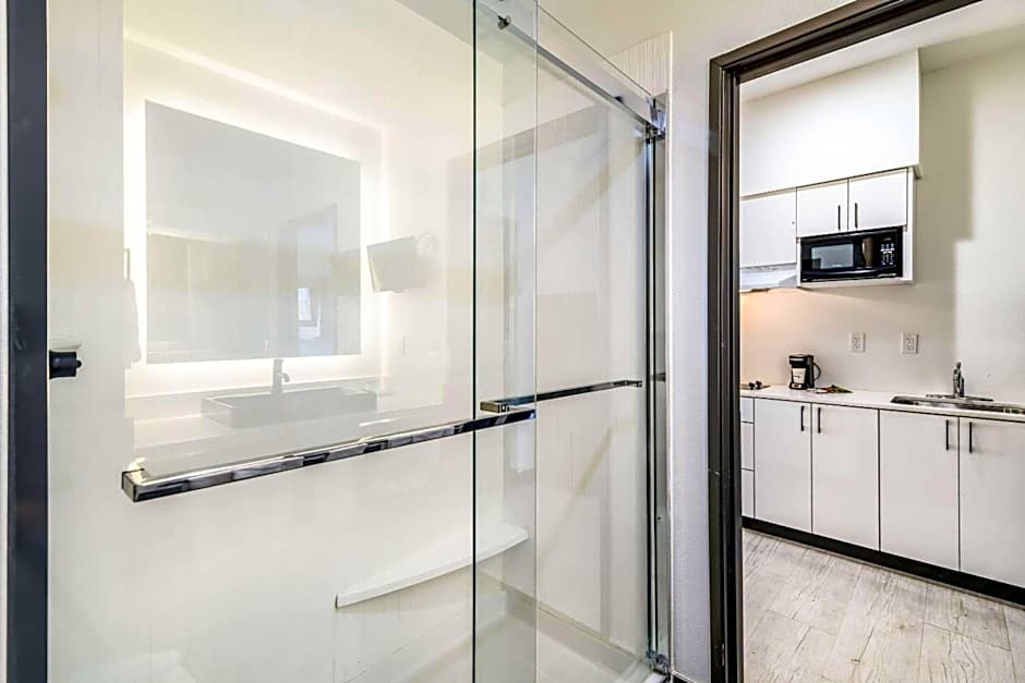 Hy-Lo Hotel, Ascend Hotel Collection