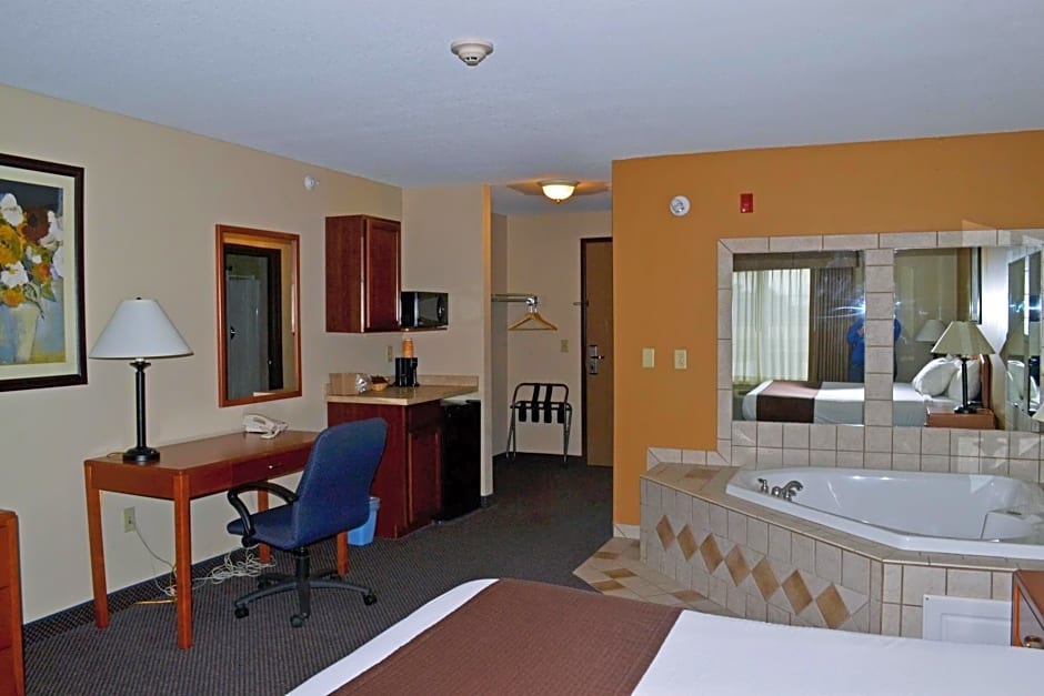 Paola Inn And Suites