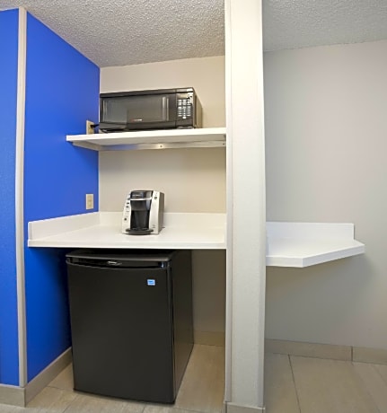 1 King Standardrd Communications Accessible