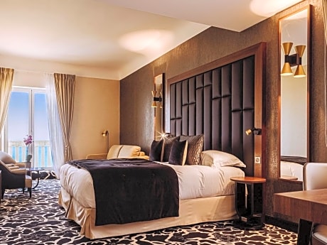 Junior Queen Suite with Sofa Bed - Ocean View