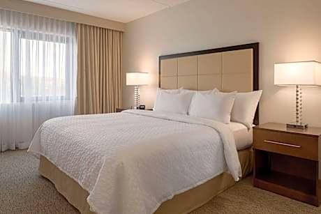 2 Rm Suite-1 King Bed-High Floor-Shower Only