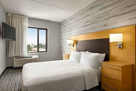 2 Bedroom Suite, Bedroom 1: 1 Queen, Bedroom 2: 1 Queen, Trundle Bed