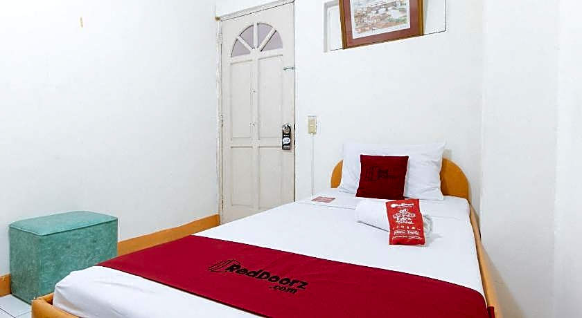 RedDoorz @ Malibu Room BF International Las Pinas