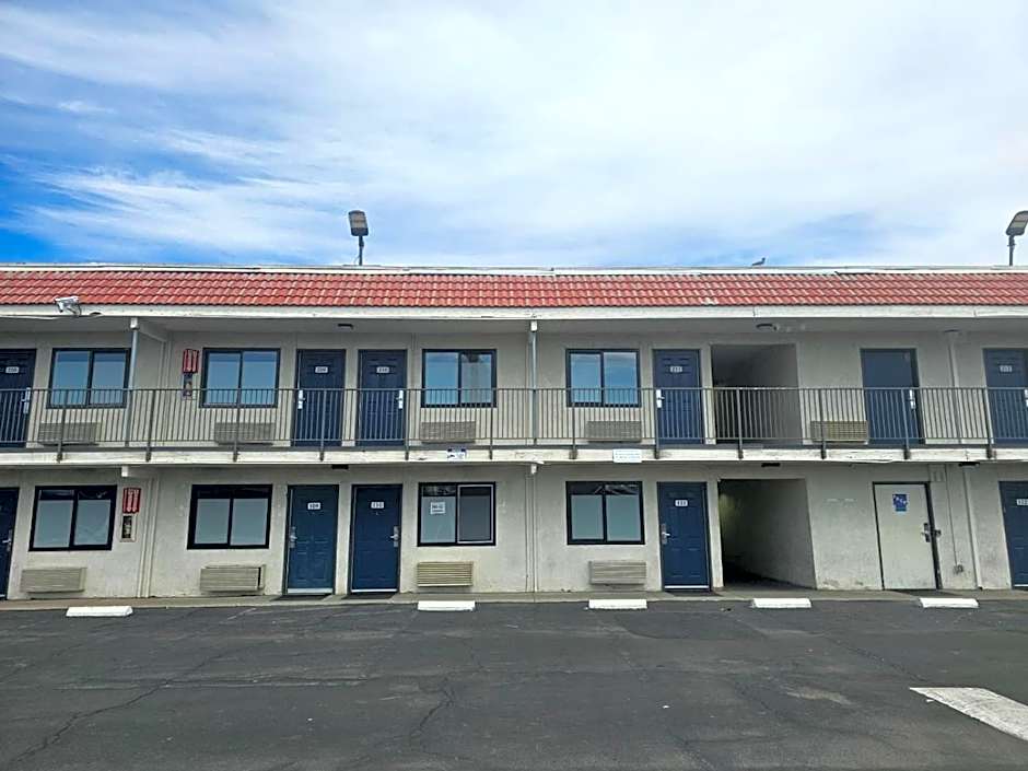 Motel 6 Fresno Blackstone South – Fresno, CA