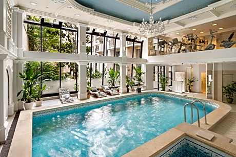 Queen'S Court Hotel & Residence