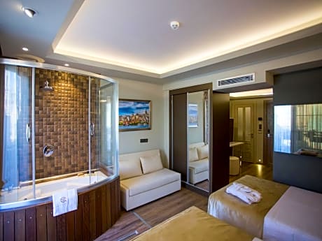 Deluxe Family Suite