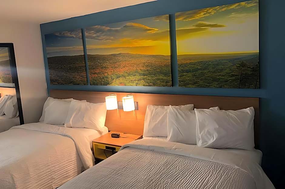 Days Inn & Suites by Wyndham Indianapolis Airport East