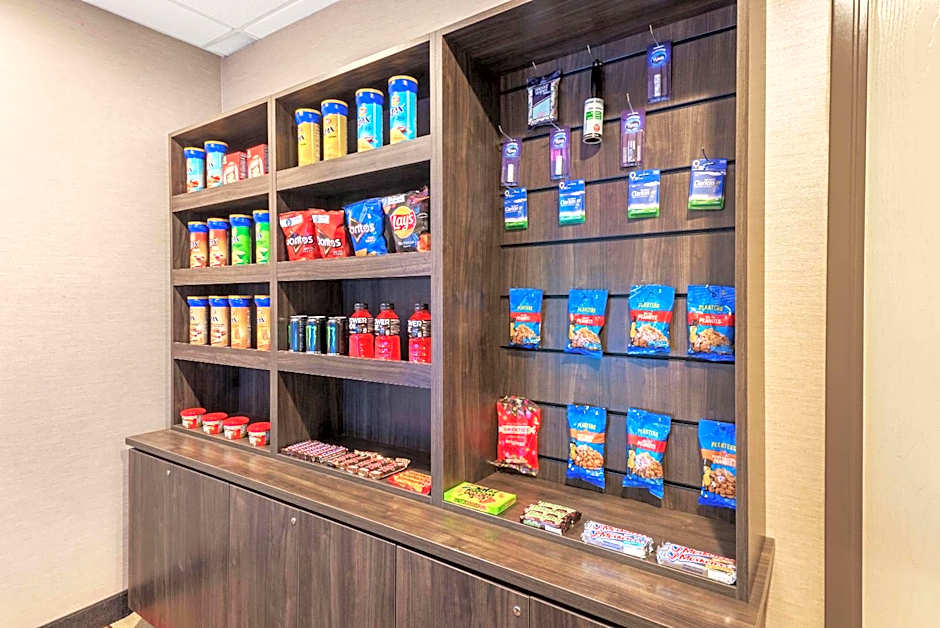 La Quinta Inn &amp; Suites by Wyndham Jamestown, NY-Downtown