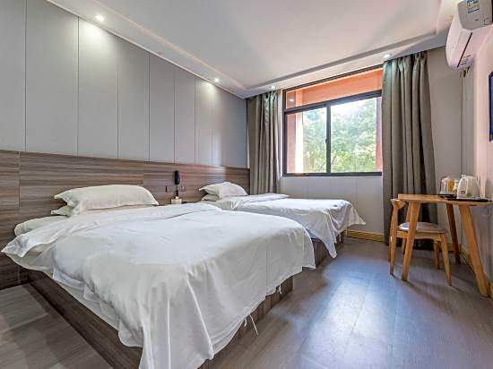 Baoyi Business Hotel