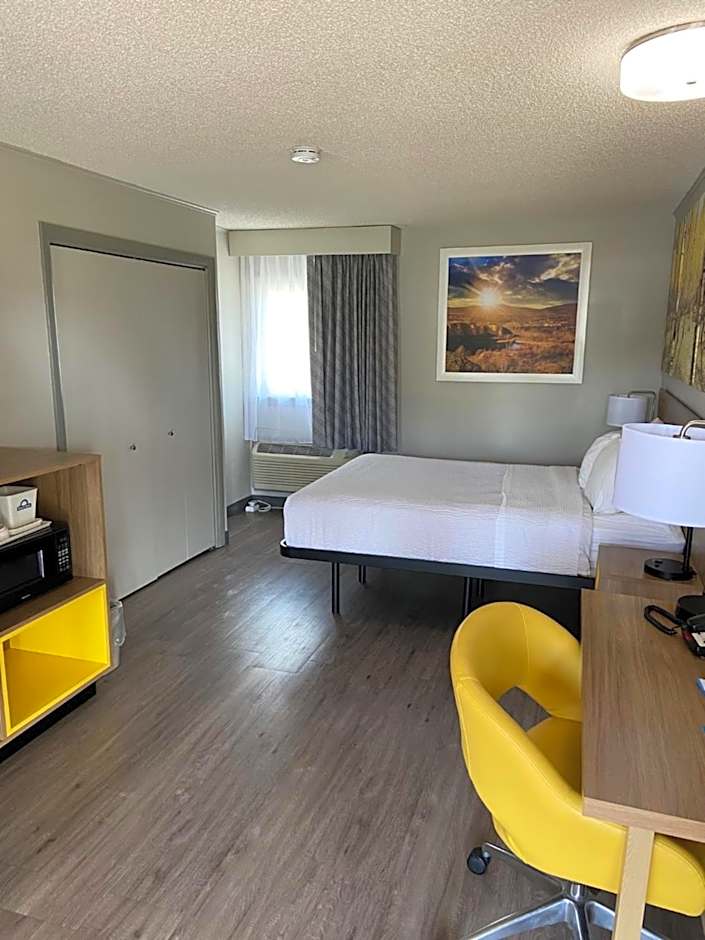 Photo 1 of 11 of Deluxe 1 Queen Bed