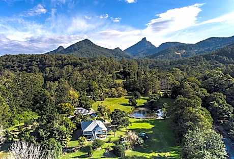 Mavis's Cabins @ Mt Warning