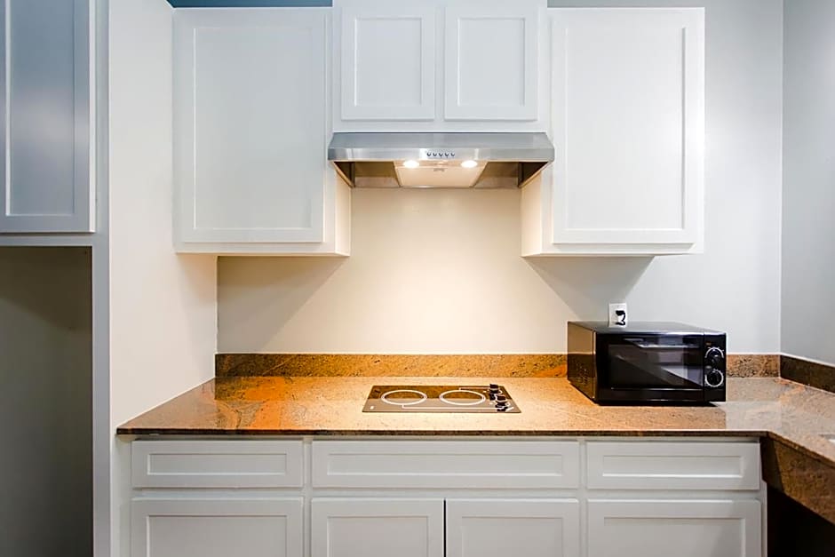 Econo Lodge Inn & Suites