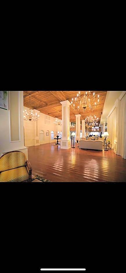 Palm Beach Hotel with Juliette Balconies! 2 blocks from beach! Historic Landmark