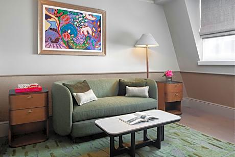 Montcalm King Suite with Sofa Bed