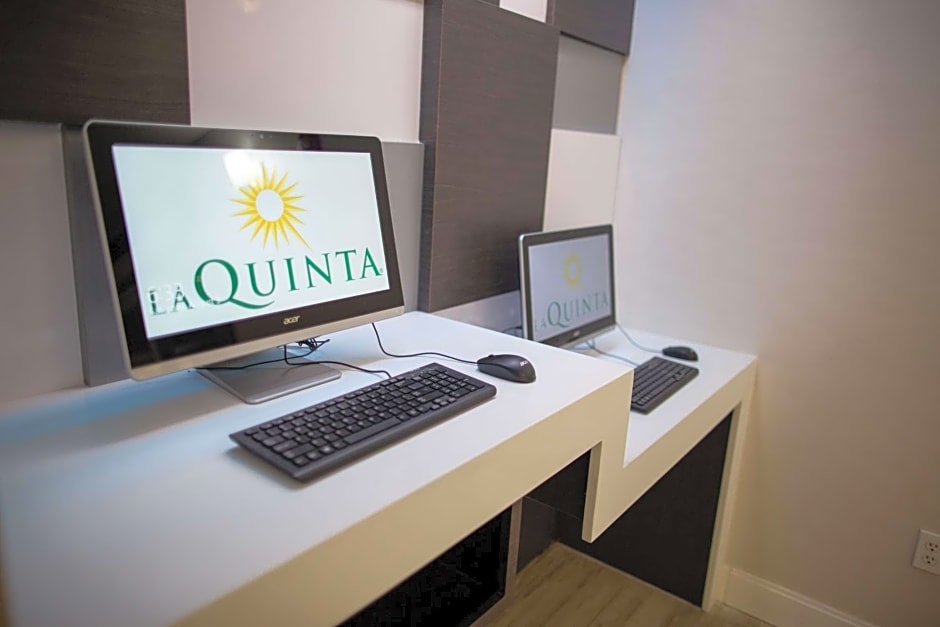 La Quinta Inn & Suites by Wyndham Houston - Normandy