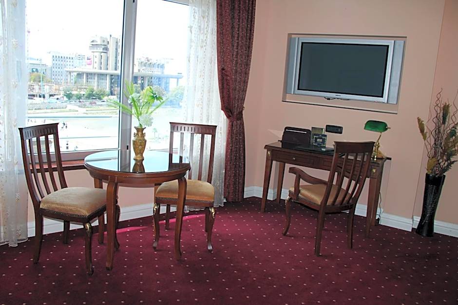 Stone Bridge Hotel