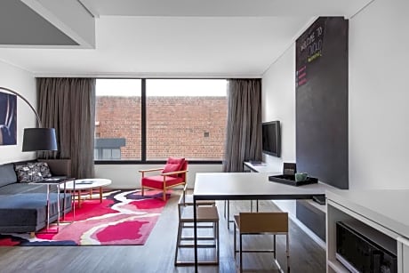 UPTOWN 2 BEDROOM SUITE