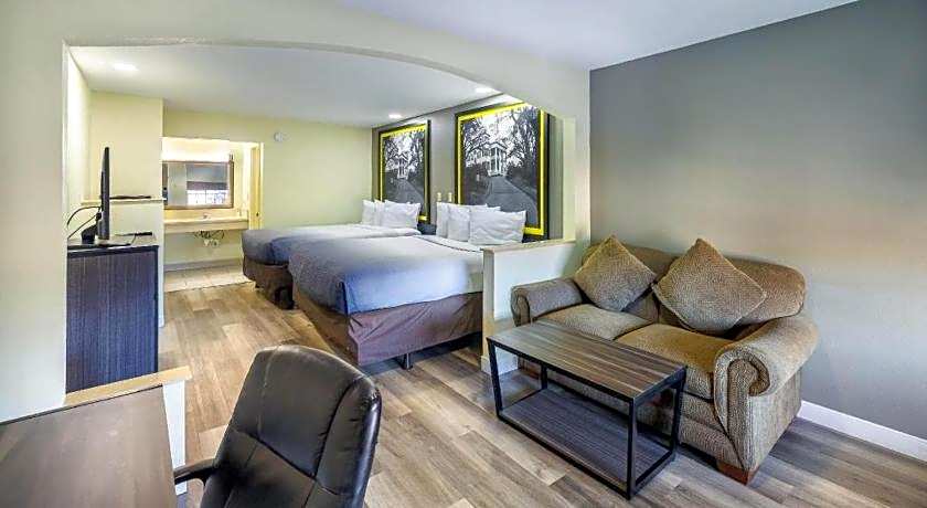 Super 8 by Wyndham Jackson MS Near the Fairgrounds