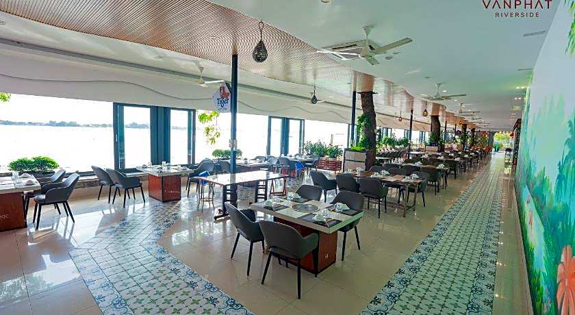 Van Phat Riverside Hotel